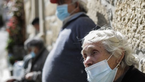 Pandemia baixa esperança de vida aos 65 anos em Portugal