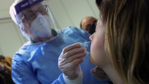 Covid-19: Governo reativou programa de testagem preventiva de funcionários de lares de idosos