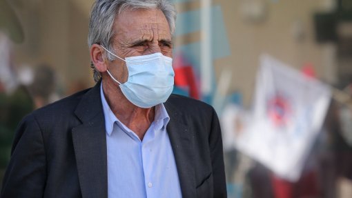 Líder do PCP diz que é preciso melhorar salários e carreiras dos médicos do SNS