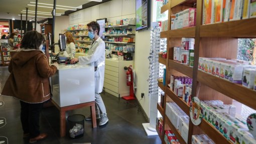 Covid-19: Farmácias e laboratórios sem mãos a medir para responder à corrida aos testes
