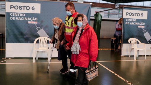 Covid-19: Entre o vagar dos dias, Conceição e Palmira põem as vacinas em dia