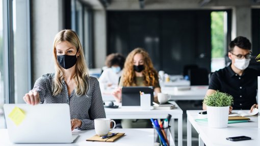 Covid-19: Trabalhadores preferem vacinas ou máscaras obrigatórias no trabalho – relatório