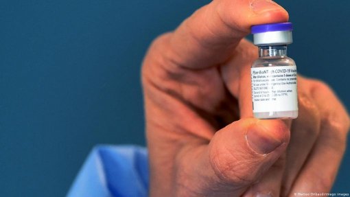 Covid-19: BioNTech estima dose de reforço após três meses devido à Ómicron