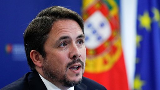 Fixar profissionais de saúde em zonas periféricas depende de investimento no SNS - Governo