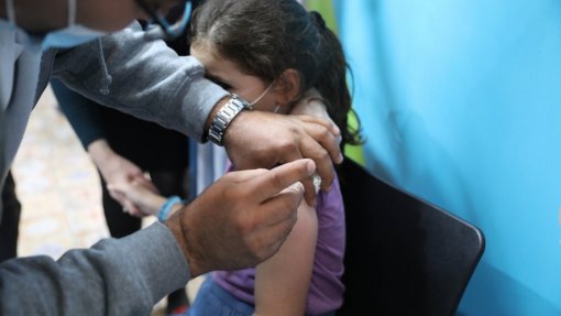 Covid-19: Vacinação de crianças está a avançar em todo o mundo
