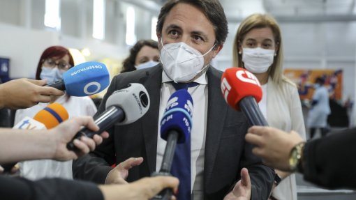 Covid-19:Secretário de Estado diz que é preciso &quot;planear o futuro&quot; quanto à quarta dose