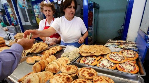 Estudo português mostra que comida de rua em 7 cidades mundiais tem pouca fruta e hortícolas
