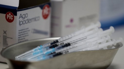 Covid-19: Bruxelas autoriza 5ª vacina na UE após &#039;luz verde’ da EMA à Nuvaxovid
