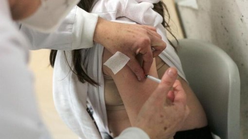 Covid-19: Vacinação na UE começou há um ano e já chegou a mais de 78% dos adultos - Comissão