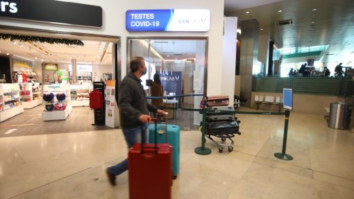 Covid-19: Aeroporto de Lisboa reforça capacidade de testes após tempos de espera elevados
