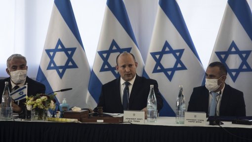 Covid-19: Israel pondera apostar em contágio em massa já que Ómicron é menos grave - Media