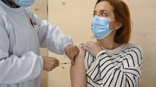 Covid-19: Metade dos professores continua sem ser vacinado - Fenprof