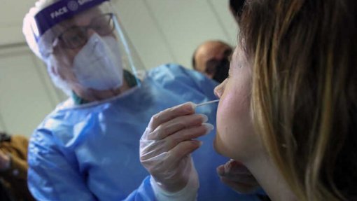 Covid-19: Farmácias fizeram quase 600 mil testes antes da passagem de ano - associação