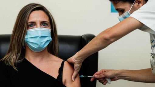 Covid-19: Mais de 100 mil pessoas vacinadas no domingo contra gripe e coronavírus