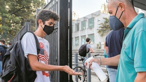 Covid-19: Portugal regista 584 surtos ativos, mais de metade em escolas