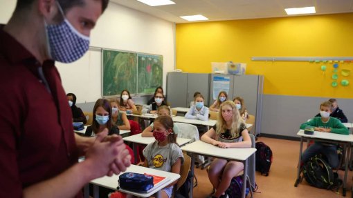Covid-19: Governo analisa quinta-feira recomeço das aulas