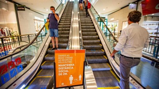 Covid-19: Estabelecimentos comerciais mantém limitação de um cliente por 5 metros quadrados