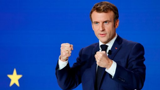 Covid-19: Macron assume &quot;totalmente&quot; querer chatear franceses não vacinados