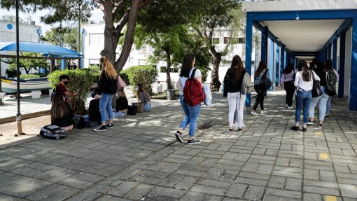 Covid-19: Algumas restrições são hoje levantadas em dia de regresso às aulas