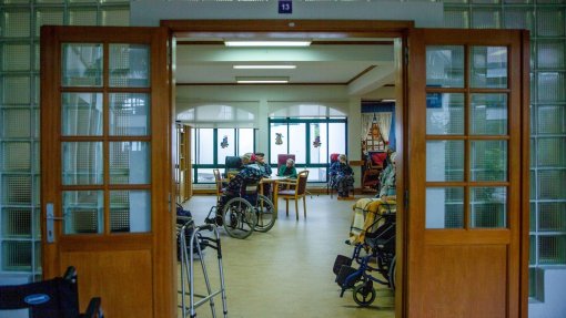 Covid-19: Vacinação dos profissionais de instituições fortemente recomendada pela DGS