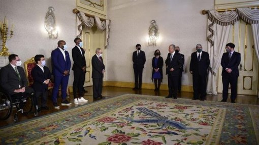 Presidente da República condecora “campeões” por “momentos de felicidade em 2021”