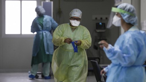 Covid-19: Hospitais com dificuldade em completar escalas por terem pessoal infetado