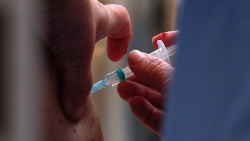 Covid-19: Açores têm 70% da população com mais de 65 anos vacinada com dose de reforço
