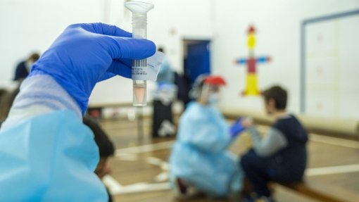 Covid-19: Alunos dos Açores voltam a ser testados mas as ‘batas azuis’ já não assustam as crianças