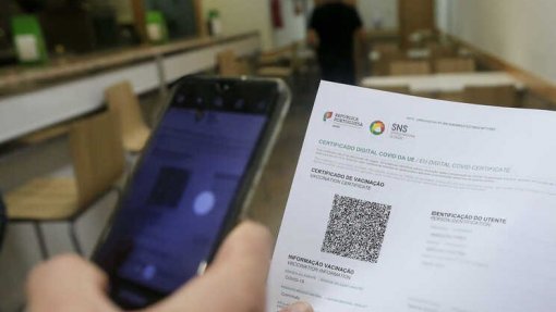 Covid-19: Nova vaga faz renascer mercado negro de certificados de vacinação e testagem