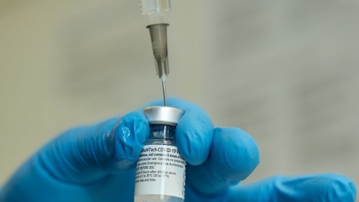 Covid-19: Comunicadas 0,12% de reações adversas à vacina da Moderna e 0,10% à da Pfizer na UE