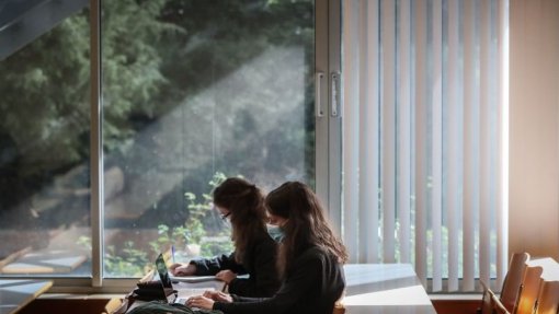 Covid-19: Mais de 100 mil crianças e jovens isolados desde que recomeçaram as aulas