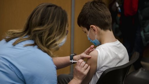 Covid-19: OMS recomenda reforço com vacina da Pfizer em menores de 12 anos