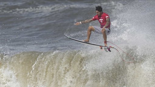 Campeão do mundo de surf vai parar para cuidar da sua saúde mental