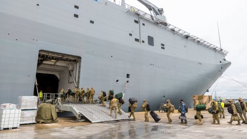 Navio australiano com ajuda de emergência e surto de covid-19 atraca em Tonga