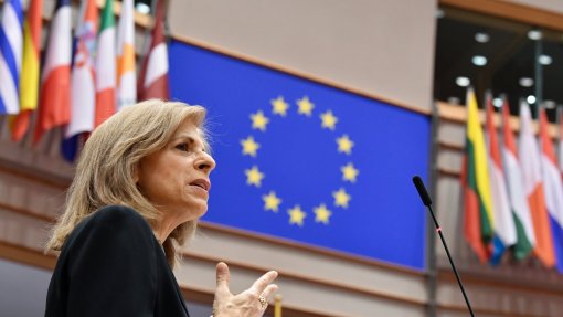 Covid-19: Comissária europeia da Saúde saúda progressos na “segunda linha de defesa”