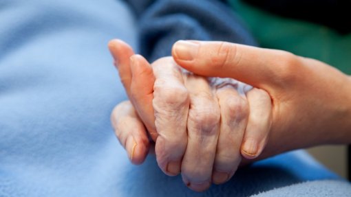 Especialistas querem famílias e comunidades mais envolvidas nos cuidados em fim de vida - Lancet