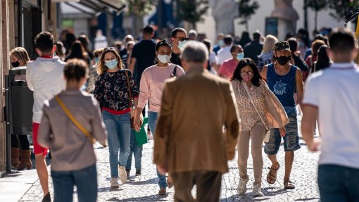 Covid-19: Incidência continua a subir e transmissibilidade a descer