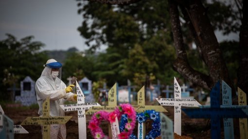 Covid-19: Casos baixam em todo o mundo, mas sobem as mortes - OMS