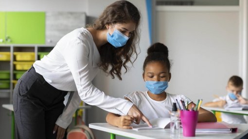 Covid-19: Pais e professores ansiosos pelo fim das máscaras nas escolas