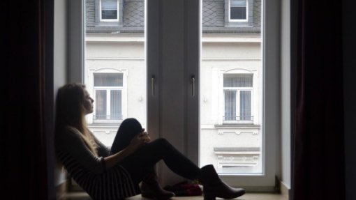 Proximidade das famílias forçada pelos isolamentos poderá ter evitado suicídios - Investigador