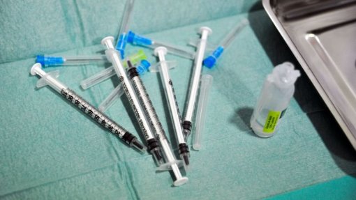 Covid-19: Mais de 13 mil pessoas receberam reforço da vacina na terça-feira