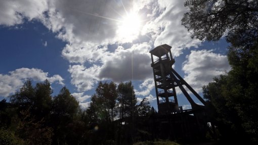 Descoberta de mais 17 mil toneladas de resíduos prolonga remoção em S. Pedro da Cova