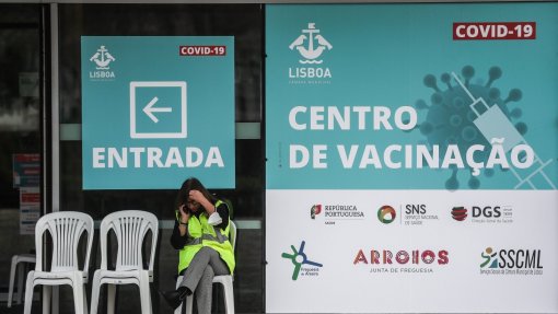 Covid-19: Capacidade de vacinação dos centros reduzida para 100 mil pessoas por semana