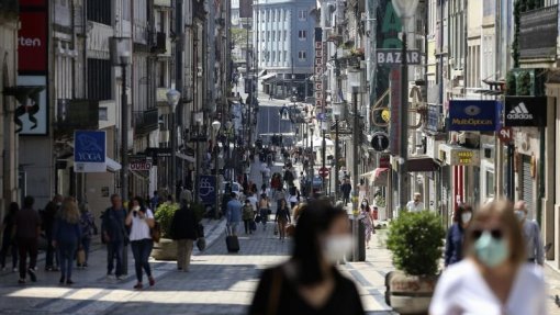 Covid-19/Dois anos: Nova normalidade com olhos postos na doença sazonal e na ciência