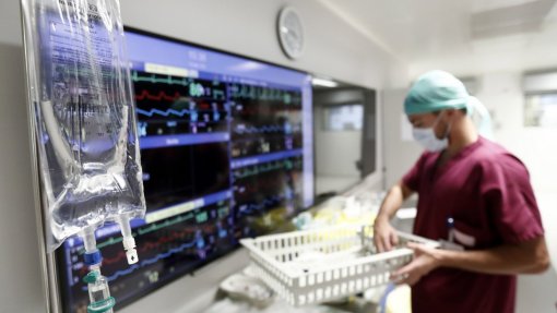 Covid-19/Dois anos: Surpresas na área da saúde pública serão frequentes - intensivista
