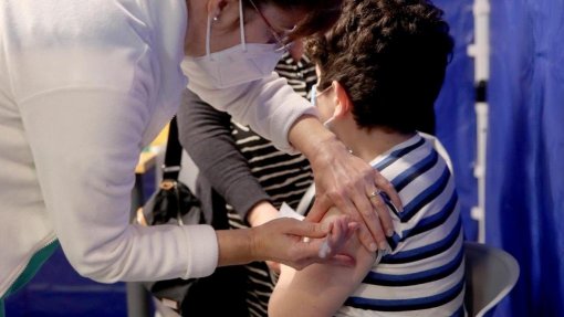 Covid-19: Agência Europeia do Medicamento autoriza vacina da Moderna e reforço Pfizer para crianças