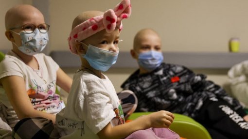 Ucrânia: Reino Unido recebe 21 crianças ucranianas com cancro para tratamento gratuito