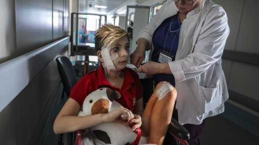 A guerra persegue sobrevivente Vova e uma centena de crianças no Hospital de Okhmadyt