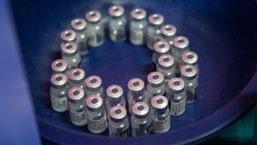 Covid-19: Portugal doa mais de 400 mil vacinas da Pfizer à Arménia