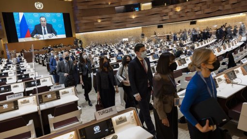 Ucrânia: Guerra leva a confronto diplomático na ONU sobre crise humanitária